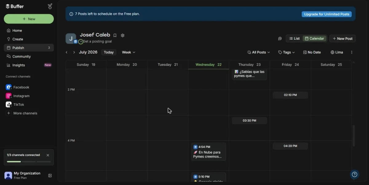 Herramienta de IA programando publicaciones en redes